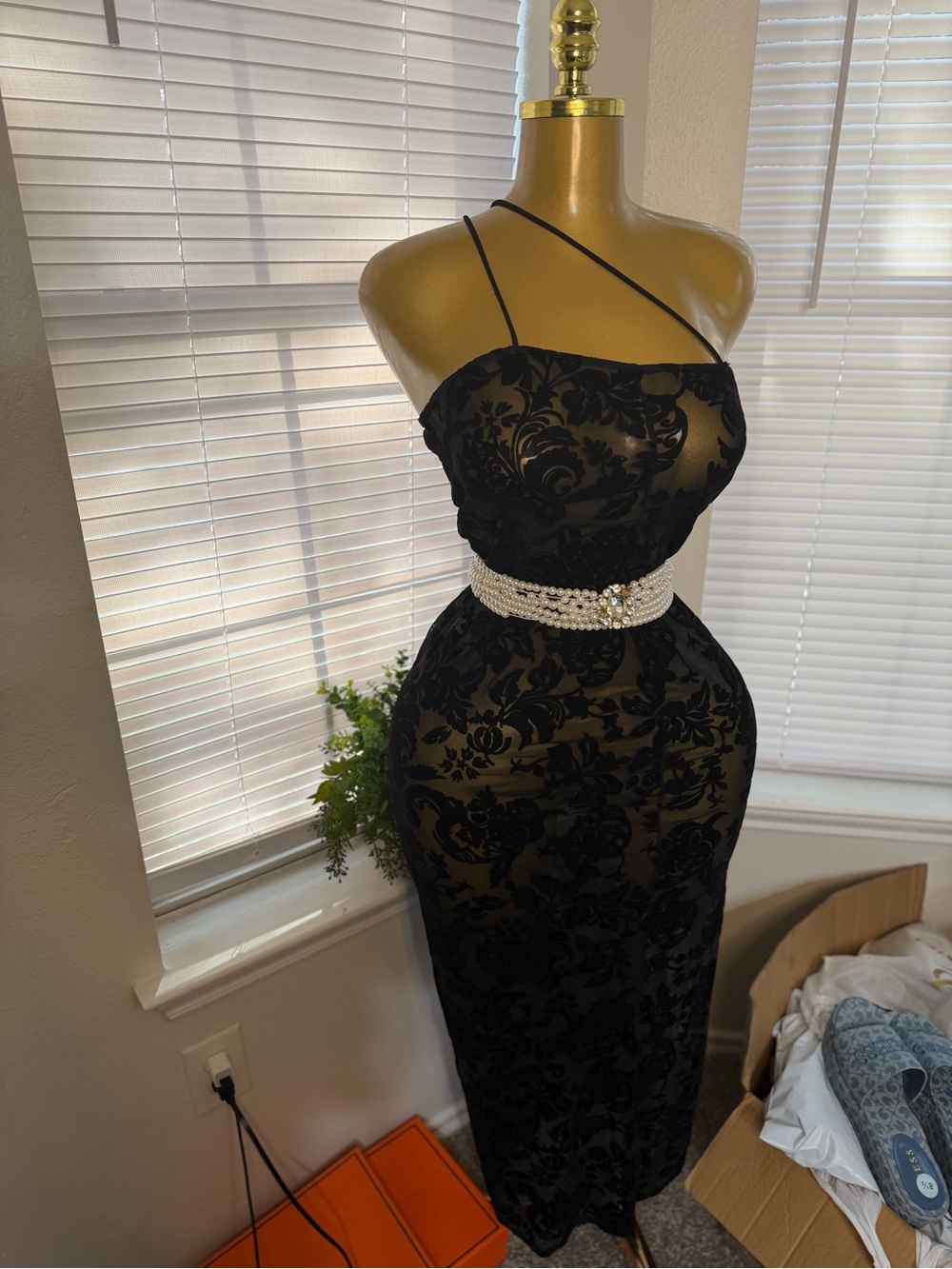 Black One-Shoulder Floral Lace Bodycon Midi Dress - Picture 3 of 3
